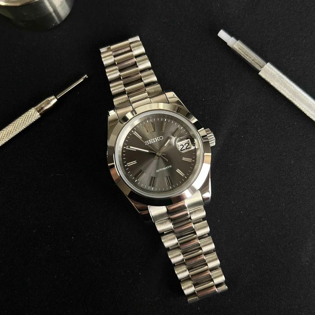Meridian Date Grey
